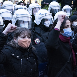Manifestantes en una protesta en contra de la retirada de la Convención de Estambul el pasado 26 de marzo, en Estambul. - Alba Cambeiro