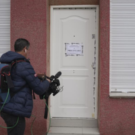 29/12/22 Imagen de la entrada de la vivienda de Vallecas donde fue hallado el cadáver de una joven presuntamente asesinada por la expareja de su madre.