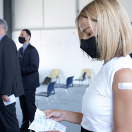 La ministra de Justicia de Chipre Emily Yiolitis después de ser vacunada.