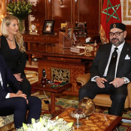 El presidente del Gobierno español, Pedro Sánchez, y el rey Mohamed VI de Marruecos durante el encuentro mantenido hoy en el Palacio Real de Rabat. EFE/Ballesteros