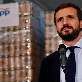 El líder del PP, Pablo Casado, durante una visita al Banco de Alimentos de Reus.