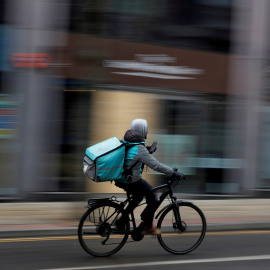 Un repartidor de Deliveroo, en su bicicleta por el centro de Manchester (Reino Unido). REUTERS/Phil Noble