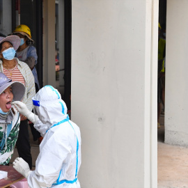 Imagen de archivo de las pruebas de coronavirus que se realizan en China.