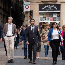 El exvicepresidente de la Generalitat, Jordi Puigneró (c), y los exconllers Josep Maria Argimon (2i) y Gemma Geis (2d), entre otros, a su llegada a una reunión extraordinaria del Govern, a finales del pasado mes de septiembre. E.P./David Zorrakino