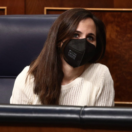 La ministra de Derechos Sociales y Agenda 2030, Ione Belarra, en una sesión plenaria en el Congreso de los Diputados, a 15 de abril de 2021, en Madrid.