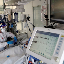 Una enfermera de la UCI del Complejo Hospitalario de Navarra atiende a un paciente ingresado en la Unidad de Cuidados Intensivos