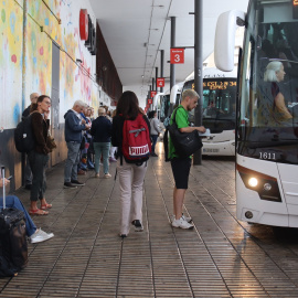 Diverses persones esperant a l'estació de Tarragona el bus que va directe a Barcelona