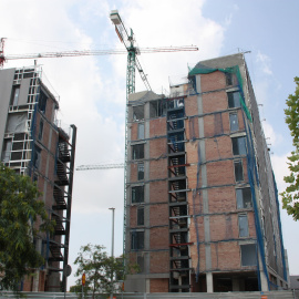 La construcció d'habitatge públic al barri de la Marina del Prat Vermell