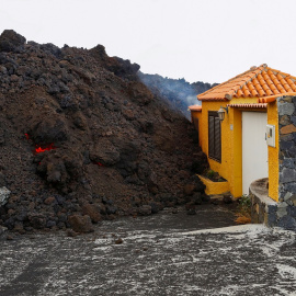 La lava arrasa una vivienda en La Palma.