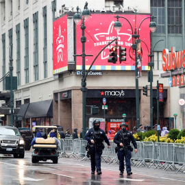 La policía camina por las calles de Nueva York.