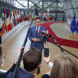 El presidente del Gobierno, Pedro Sánchez, responde a los medios antes de participar en un Consejo Europeo de la UE.