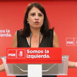 La vicesecretaria general, Adriana Lastra, durante la rueda de prensa que ofreció tras la reunión de los miembros de la Comisión Permanente del PSOE y la dirección del Grupo Parlamentario, en la sede socialista de Ferraz. EFE/J. J. Guillén