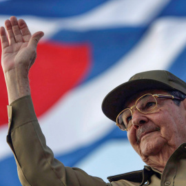 Imagen de archivo de Raúl Castro saludando a la multitud en un desfile, en La Habana. - Reuters