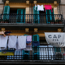 Pancartas contra los pisos turísticos en Barcelona. - AFP