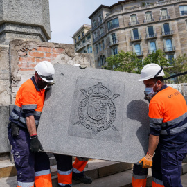 Los operarios retiran la placa en honor a Juan Carlos I del monumento, en Barcelona. - Ajuntament de Barcelona