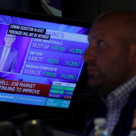 Un monitor de televisión en el patio de negociación de la Bolsa de Nueva York (NYSE, en sus siglas en inglés), en Wall Street, emite la comparecencia del presidente de la Reserva Federal, Jerome Powell, tras la reunión del banco central estadounidense