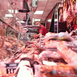 Un hombre comprando en la carnicería de un supermercado en Madrid. E.P.