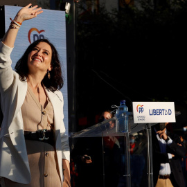 La candidata a la presidencia de la Comunidad de Madrid, Isabel Díaz Ayuso, acompañada por el presidente del PP nacional, Pablo Casado, durante el acto de inicio de campaña que los populares celebran hoy sábado en la Plaza Salvador Dalí.