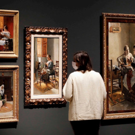 18/02/2021. Imagen recurso de una persona observando las obras de arte del pintor Joaquín Agrasot, en València. - EFE