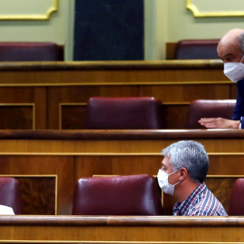 30/11/2020.- Los diputados de EH Bildu, Oskar Matute (d) y Mertxe Aizpurua (i) escuchan al diputado del Partido Regionalista de Cantabria, José María Mazón (arriba) antes del comienzo del pleno de Congreso este lunes que debate y vota las enmiendas al 