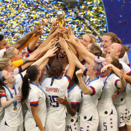 Las jugadoras de EEUU levantan el trofeo que las acredita como campeonas del mundo de fútbol. /REUTERS