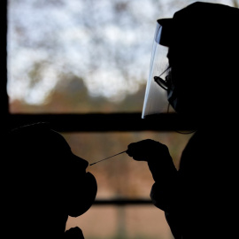 Personal sanitario realiza una prueba diagnóstica de covid-19.