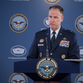 El general Pat Ryder responde a una pregunta de un periodista durante una conferencia de prensa en el Pentágono.