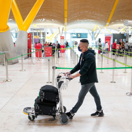 Un hombre con su equipaje en la T4 del aeropuerto Adolfo Suárez, Madrid-Barajas. E.P./A. Pérez Meca
