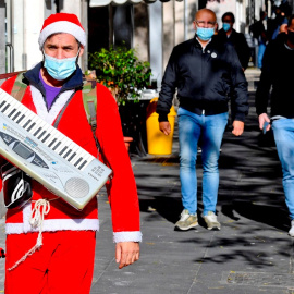 Un hombre disfrazado de Papá Noel en una calle de Nápoles.