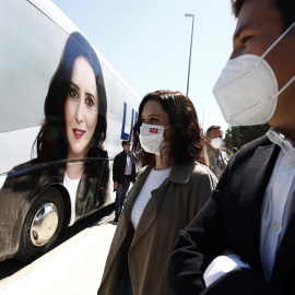 La presidenta de la Comunidad de Madrid y candidata del PP a la reelección, Isabel Díaz Ayuso, ha presentado los autobuses de campaña electoral del Partido Popular, durante un acto electoral este domingo en Las Rozas (Madrid).