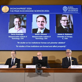 Varios miembros de la Academia tras el anuncio del Nobel de Economía, a 14 de octubre de 2024, en Estocolmo.