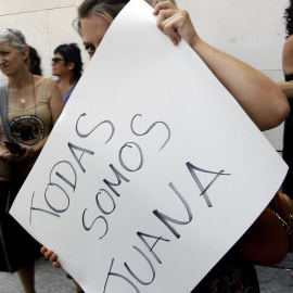 Medio centenar de personas se han concentrado ante las puertas de la Ciudad de la Justicia de València para mostrar su apoyo a Juana Rivas, la mujer de Maracena (Granada) que lleva ilocalizable desde que hace mas de dos semanas incumpliera la orden de en