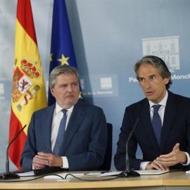 Los ministros de Educación, Iñigo Méndez de Vigo (i) y de Fomento, Iñigo de la Serna, en la rueda de prensa tras la reunión extraordinaria del Consejo de Ministros.- EFE/Fernando Alvarado
