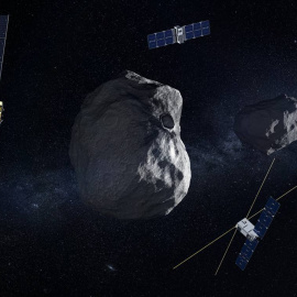 Ilustración de la nave Hera con sus dos pequeños satélites complementarios (Juventas y Milani). Al fondo el sistema doble de los asteroides Dimorphos (el objetivo principal, donde ha impactado la sonda DART de la NASA) y Didymos.