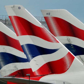 Aviones de British Airways en el aeropuerto de Heathrow de Londres. (TOBY MELVILLE | REUTERS)