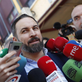 El presidente de VOX y candidato a la presidencia del Gobierno, Santiago Abascal,contesta a las preguntas de los periodistas tras votar en el Colegio Público Pinar del Rey. EFE/Javier Lizón.