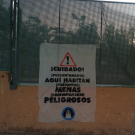 Una de las pancartas contra los menores migrantes difundida por el colectivo neonazi Hogar Social.