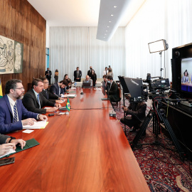El presidente brasileño, Jair Bolsonaro, escuchando a Alberto Fernández en la videoconferencia de este lunes.