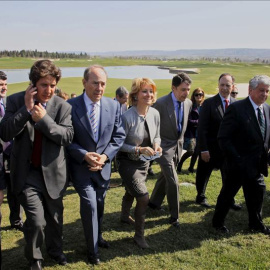 El empresario Joaquín Molpeceres, en el centro, junto a la entonces presidenta de la Comunidad de Madrid, Esperanza Aguirre, y otros cargos políticos, en la inauguración del campo de golf de la finca El Encín, en marzo de 2011.