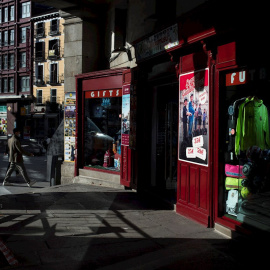 Tienda de souvenirs vacía en la Plaza Mayor de Madrid. Sin turistas, la plaza sufre las consecuencias de la crisis derivada de la pandemia.