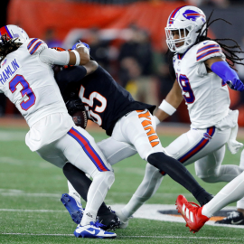 El defensa de los Buffalo Bills, Damar Hamlin (3), hace frente al receptor de los Cincinnati Bengals, Tee Higgins (85).