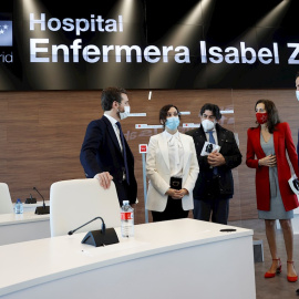 La presidenta de la Comunidad de Madrid, Isabel Díaz Ayuso, rodeada de Pablo Casado e Ignacio Aguado en la inauguración del nuevo hospital de emergencias.