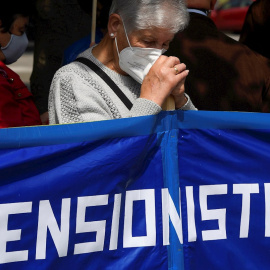 29/05/2021. Una mujer en la manifestación convocada por la Coordinadora Estatal por la Defensa del Sistema Público de Pensiones (COESPE), en la Plaza del Humedal, este sábado en el centro de Gijón. - EFE