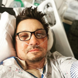 El actor Jeremy Renner comparte un 'selfie' desde el hospital tras sufrir un accidente con una máquina quitanieves.