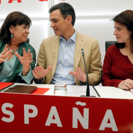 El presidente del Gobierno y secretario general del PSOE, Pedro Sánchez, junto a la presidenta del partido, Cristina Narbona (i), y la vicesecretaria general, Adriana Lastra. - EFE
