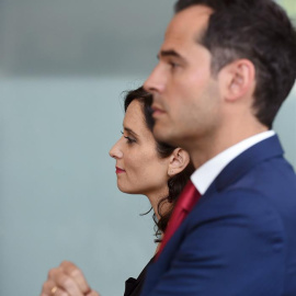 La candidata del PP a la Comunidad de Madrid, Isabel Díaz Ayuso, y el de Ciudadanos, Ignacio Aguado, durante la rueda de prensa que han ofrecido tras firmar este lunes un acuerdo de gobierno en el que no está incluido Vox, pese a que los votos de esta f