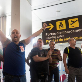 Trabajadores de Eulen aplauden a sus compañeros que cumplen con los servicios mínimos del 90% dictados por el Gobierno en el tercer día de huelga indefinida. EFE/Quique García