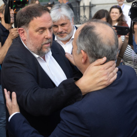 El presidente de ERC, Oriol Junqueras, abraza al secretario general de Junts, Jordi Turull, tras la aprobación de la ley de amnistía en el Congreso.