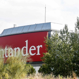 Cartel del Banco Santander en uno de los edificios de la Ciudad Financiera del grupo, en la localidad madrileña de Boadilla del Monte. E.P./Ricardo Rubio