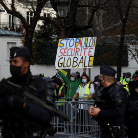 Policías franceses montan guardia